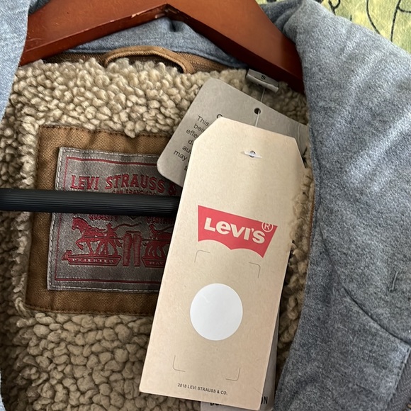 NWT Levi’s Washed Cotton Quilt-Lined Trucker Jacket - Picture 4 of 16